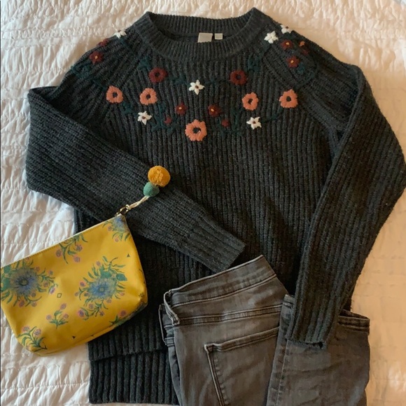 2/$30 🍾 | Grey Knit Sweater with Flower Detail